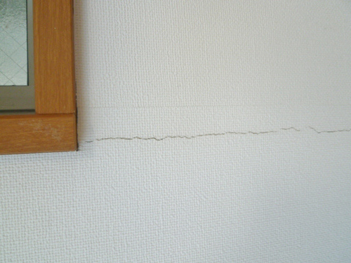 壁紙のひび割れは危険サイン 亀裂の見分け方と補修方法を紹介